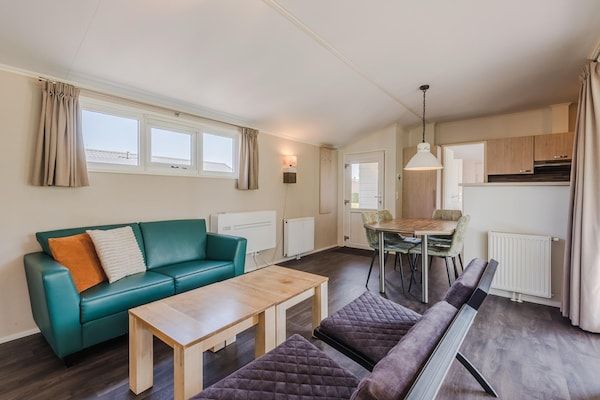 Woonkamer - Gezellig chalet met sloep in Giethoorn in Giethoorn (2)