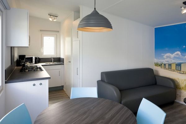 Woonkamer - Chalet in Kamperland bij het Strand in Kamperland (1)
