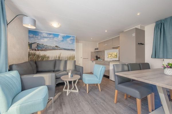 Woonkamer - Chalet in Kamperland bij het Strand in Kamperland (2)
