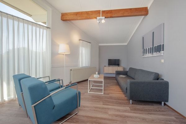 Woonkamer - Bungalow bij Noordzeestrand met Tuin in Domburg (2)