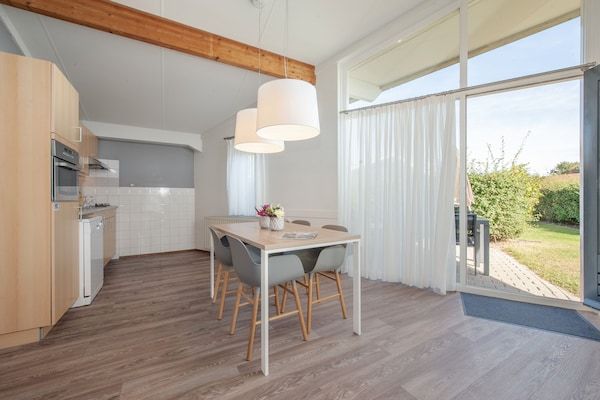 Woonkamer - Bungalow bij Noordzeestrand met Tuin in Domburg (3)