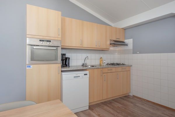 Keuken - Bungalow bij Noordzeestrand met Tuin in Domburg (4)