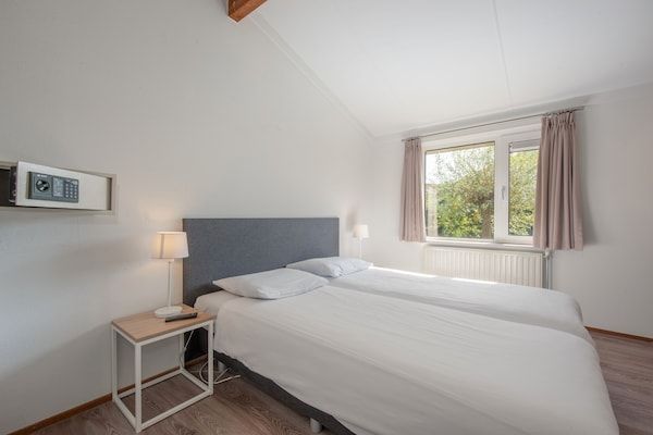 Slaapkamer - Bungalow bij Noordzeestrand met Tuin in Domburg (5)