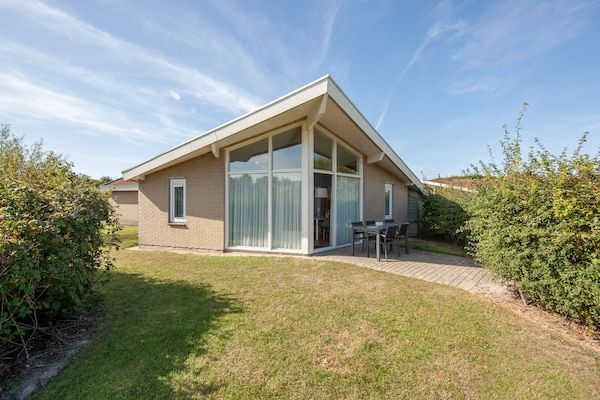 Buitenkant - Bungalow bij Noordzeestrand met Tuin in Domburg (1)