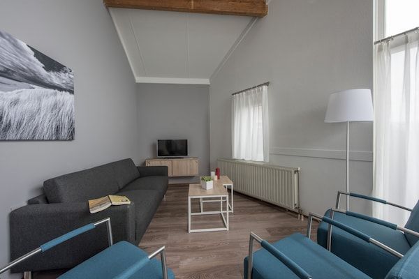 Woonkamer - Bungalow bij Noordzeestrand met Tuin in Domburg (2)