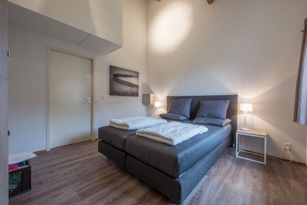 Slaapkamer - Bungalow bij Noordzeestrand met Tuin in Domburg (4)