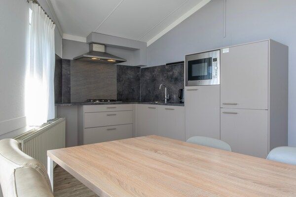 Keuken - Bungalow bij Noordzeestrand met Tuin in Domburg (5)