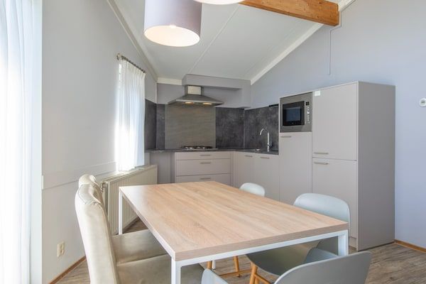 Keuken - Bungalow bij Noordzeestrand met Tuin in Domburg (3)