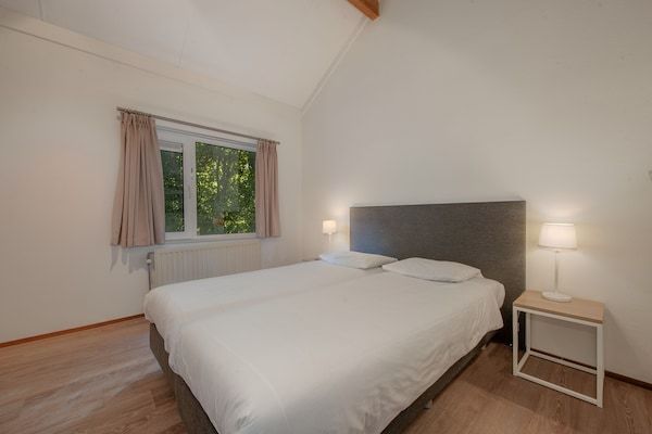 Slaapkamer - Bungalow in Zeeland bij Zandstranden in Domburg (5)