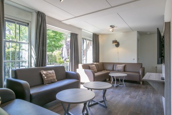 Woonkamer - Vakantiehuis bij Breda & Biesbosch Park in Oosterhout (2)