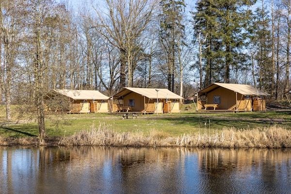 Buitenkant - Charmante safaritent aan het meer in Gasselternijveen (1)