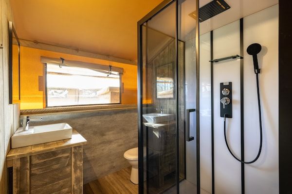 Badkamer - Charmante safaritent aan het meer in Gasselternijveen (5)