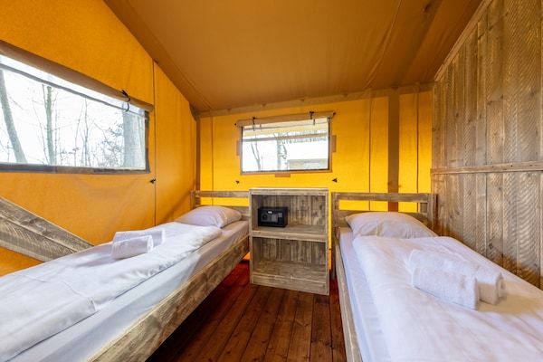 Slaapkamer - Charmante safaritent aan het meer in Gasselternijveen (5)