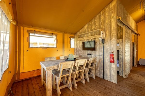 Eetkamer - Charmante safaritent aan het meer in Gasselternijveen (3)