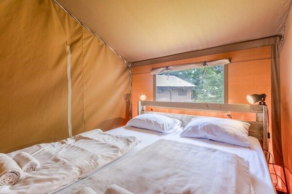 Slaapkamer - Safaritent bij De Biesbosch en Breda in Oosterhout (4)