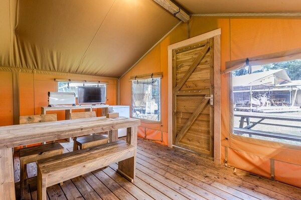 Woonkamer - Safaritent bij De Biesbosch en Breda in Oosterhout (2)