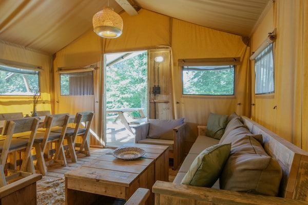 Woonkamer - Safaritent op vakantiepark in Arcen (2)