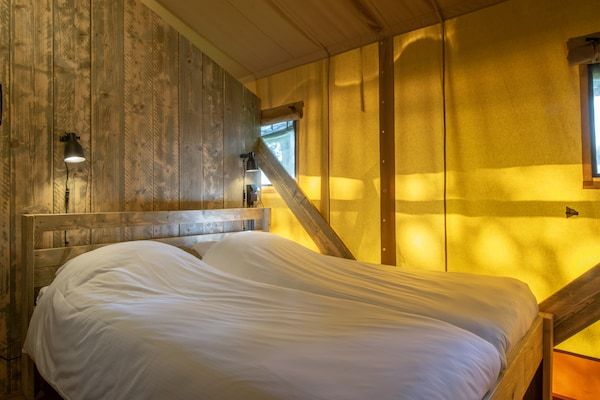 Slaapkamer - Safaritent op vakantiepark in Arcen (3)