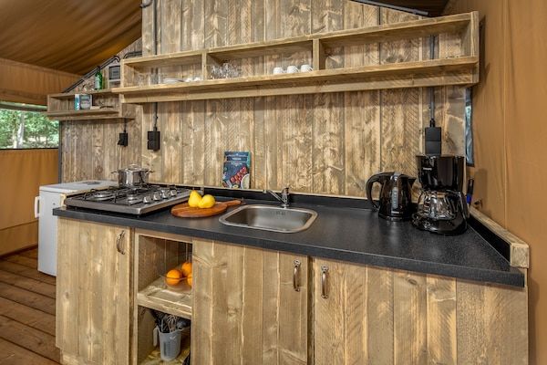 Keuken - Safaritent bij Natuurpark Eindhoven in Mierlo (3)
