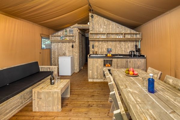 Woonkamer - Safaritent bij Natuurpark Eindhoven in Mierlo (2)