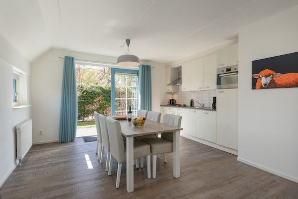 Woonkamer - Ruime boerderij vlakbij het strand in De Koog (4)