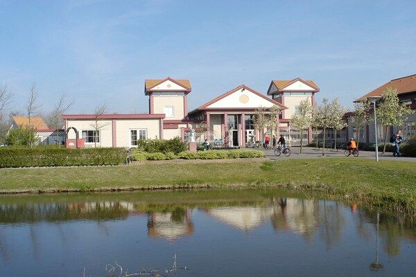 Buitenkant - Villa bij Zeeland Strand in Vakantiepark in Scharendijke (2)