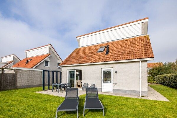 Buitenkant - Villa bij Zeeland Strand in Vakantiepark in Scharendijke (3)