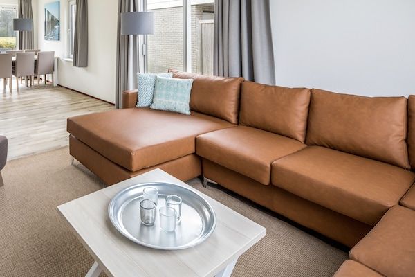 Woonkamer - Villa bij Zeeland Strand in Vakantiepark in Scharendijke (4)