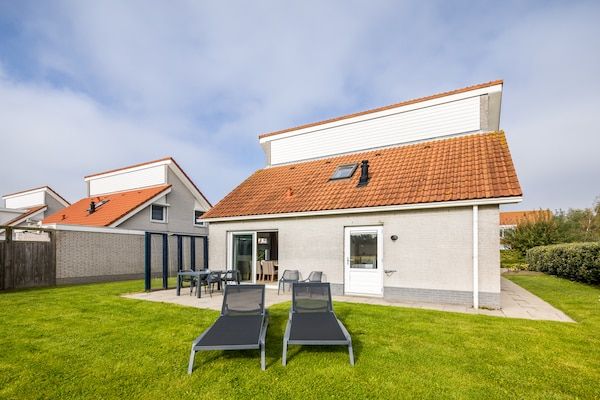Buitenkant - Villa bij Zeeland Strand in Vakantiepark in Scharendijke (1)