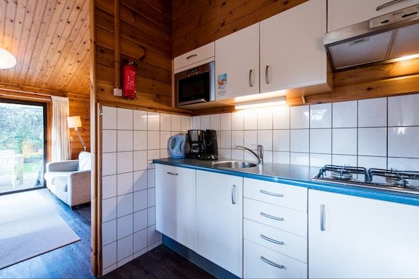 Keuken - Prachtige bungalow in Hollum in Hollum (4)