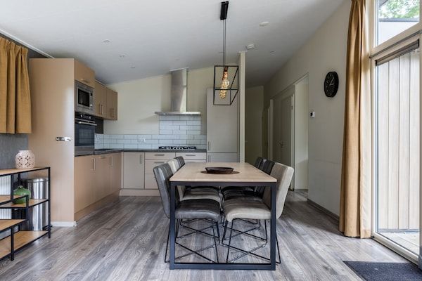 Eetkamer - Stijlvol overnachten nabij de Veluwe in Hoenderloo (3)