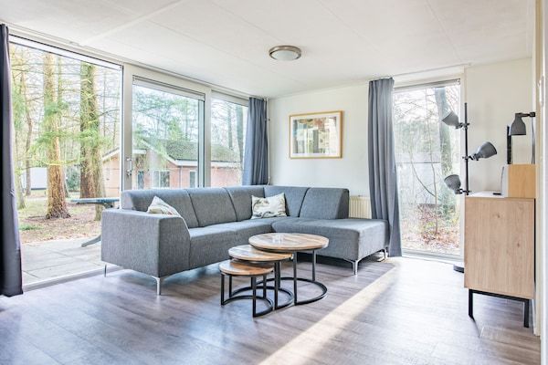 Woonkamer - Veluwebos Bungalow in Kootwijk (5)
