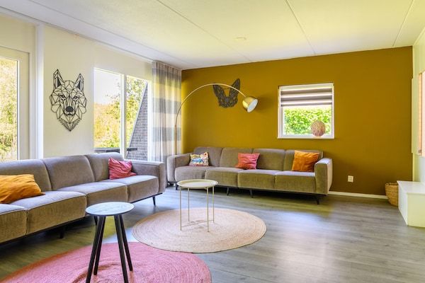 Woonkamer - Comfortabele bungalow voor een groep in Vlagtwedde (3)