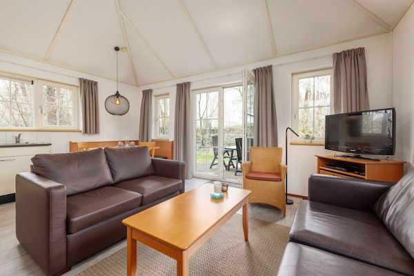 Woonkamer - Bungalow in Veluwe met Infraroodsauna in Putten (2)