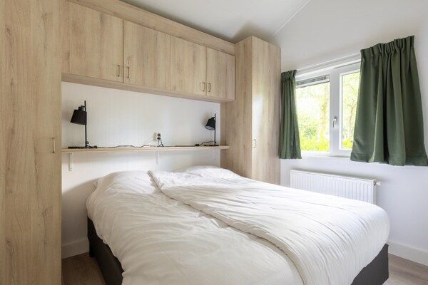 Slaapkamer - Chalet met tuin en uitzicht in Hoenderloo (4)