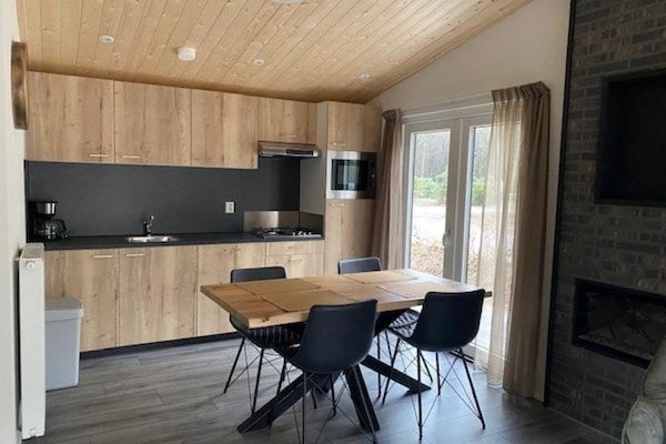 Keuken - Chalet met tuin en uitzicht in Hoenderloo (3)