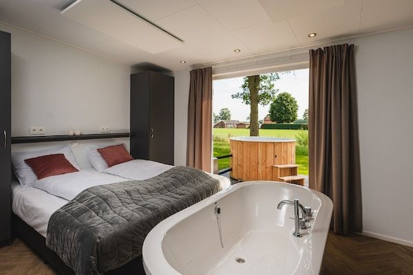 Slaapkamer - Wellness chalet met sauna, aan Sallandse Heuvelrug in Rijssen (4)