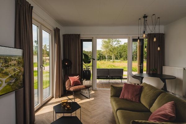 Woonkamer - Wellness chalet met sauna, aan Sallandse Heuvelrug in Rijssen (2)