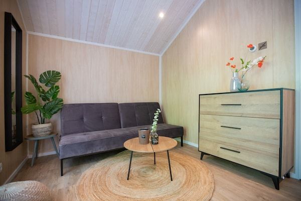 Woonkamer - Tiny House in Brabant met Terras in Oirschot (2)