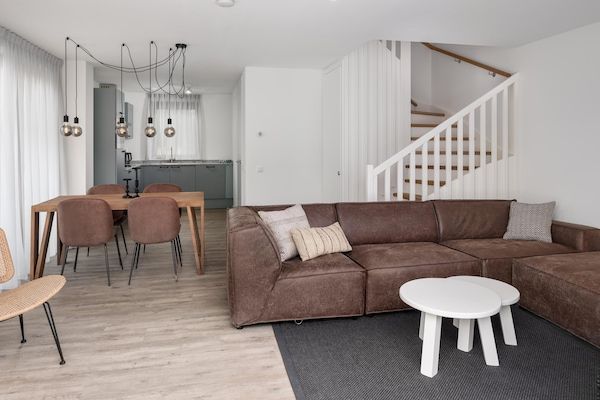 Woonkamer - Villa aan het Veerse Meer met luxe voorzieningen in Wolphaartsdijk (4)