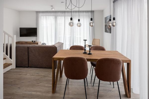Eetkamer - Villa aan het Veerse Meer met luxe voorzieningen in Wolphaartsdijk (1)