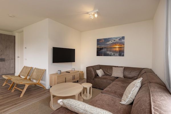 Woonkamer - Fijne villa op een resort bij het Veerse Meer in Wolphaartsdijk (1)