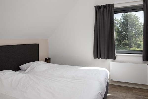 Slaapkamer - Villa aan het Veerse Meer met Sauna in Wolphaartsdijk (3)