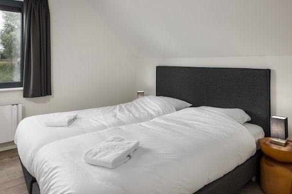 Slaapkamer - Villa aan het Veerse Meer met Sauna in Wolphaartsdijk (4)