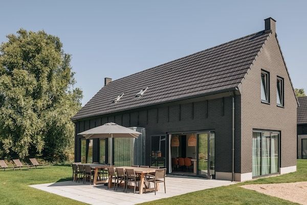 Buitenkant - Comfortabele villa in het Veerse Meer in Wolphaartsdijk (1)