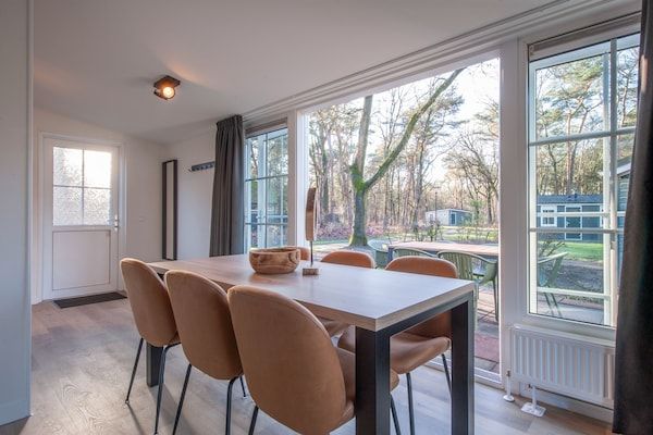Eetkamer - Chalet in De Peel bij het bos in Vlierden (3)