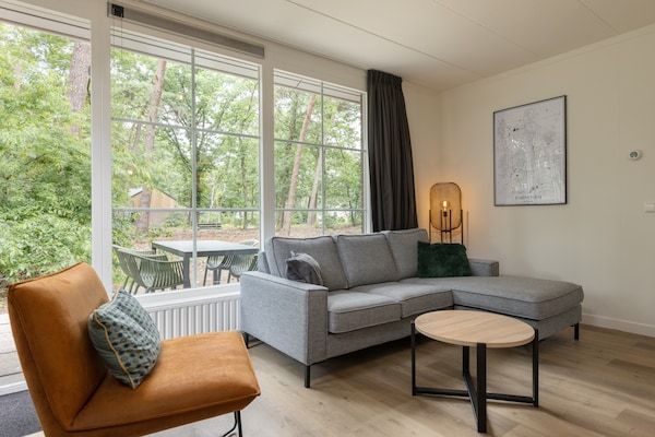 Woonkamer - Bungalow in Park De Peel - Autovrij Genieten in Vlierden (1)