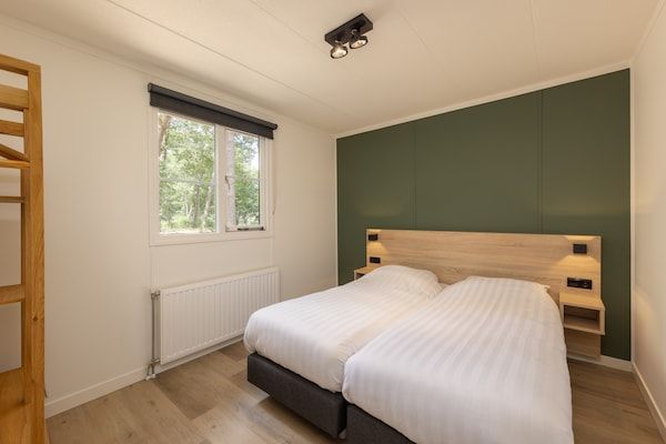 Slaapkamer - Bungalow in Park De Peel - Autovrij Genieten in Vlierden (3)