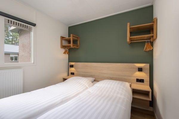 Slaapkamer - Bungalow in De Peel bij rustig bos in Vlierden (3)