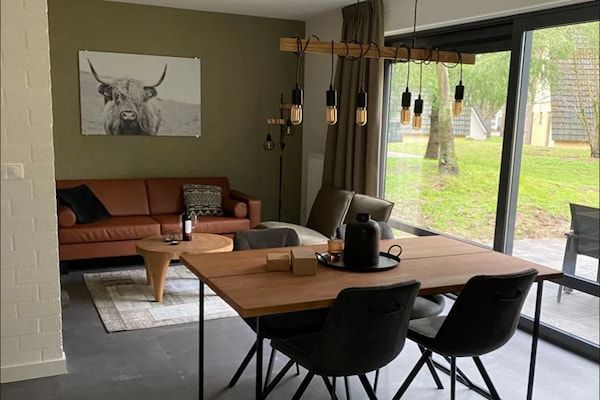 Woonkamer - Vakantiehuis bij Biesbosch & Breda in Oosterhout (2)